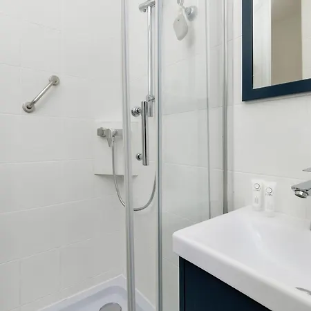 Bright For 5 In Center By Renters Apartment *